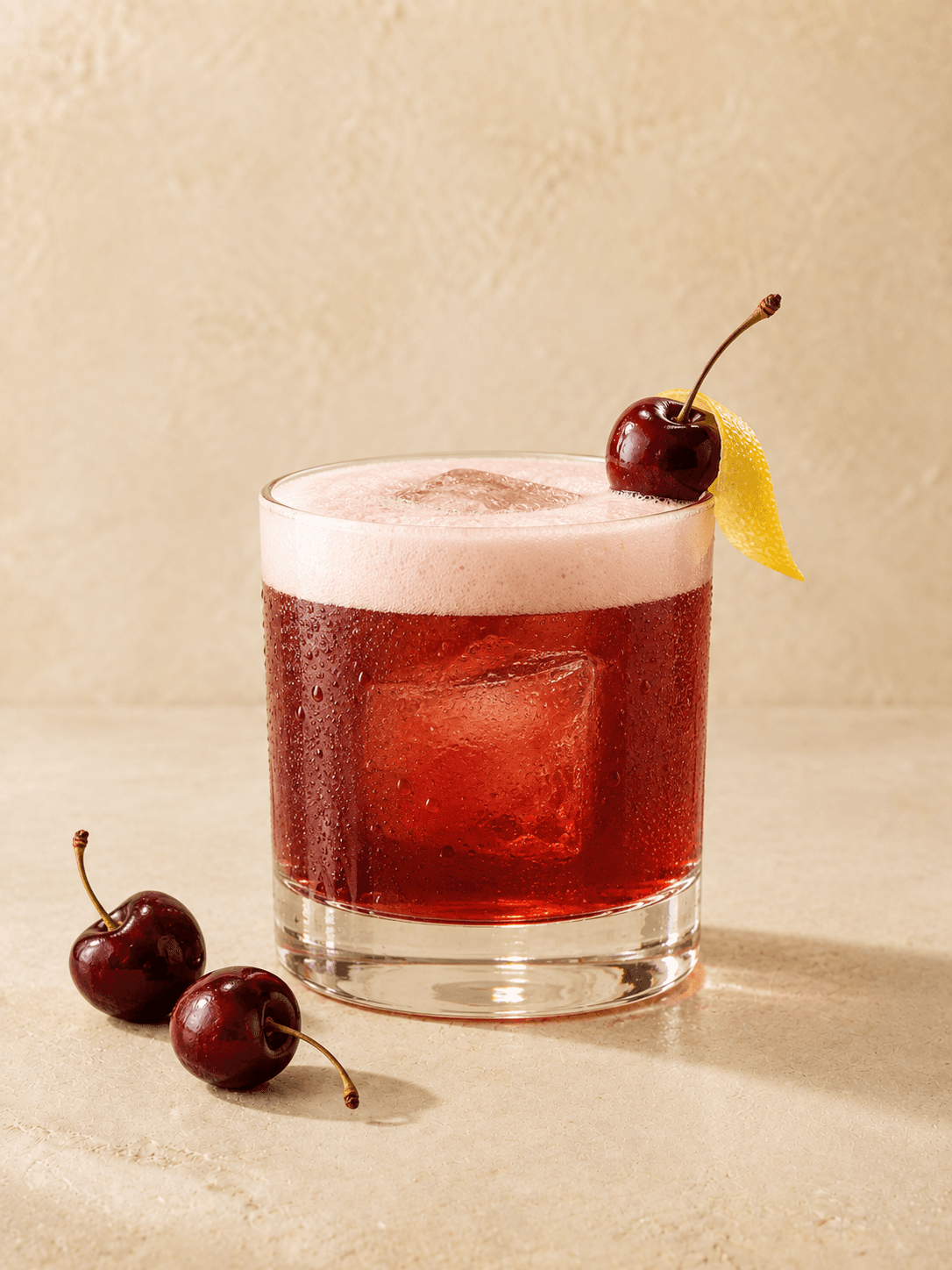 Вишнёвый Whiskey Sour с пеной в низком бокале