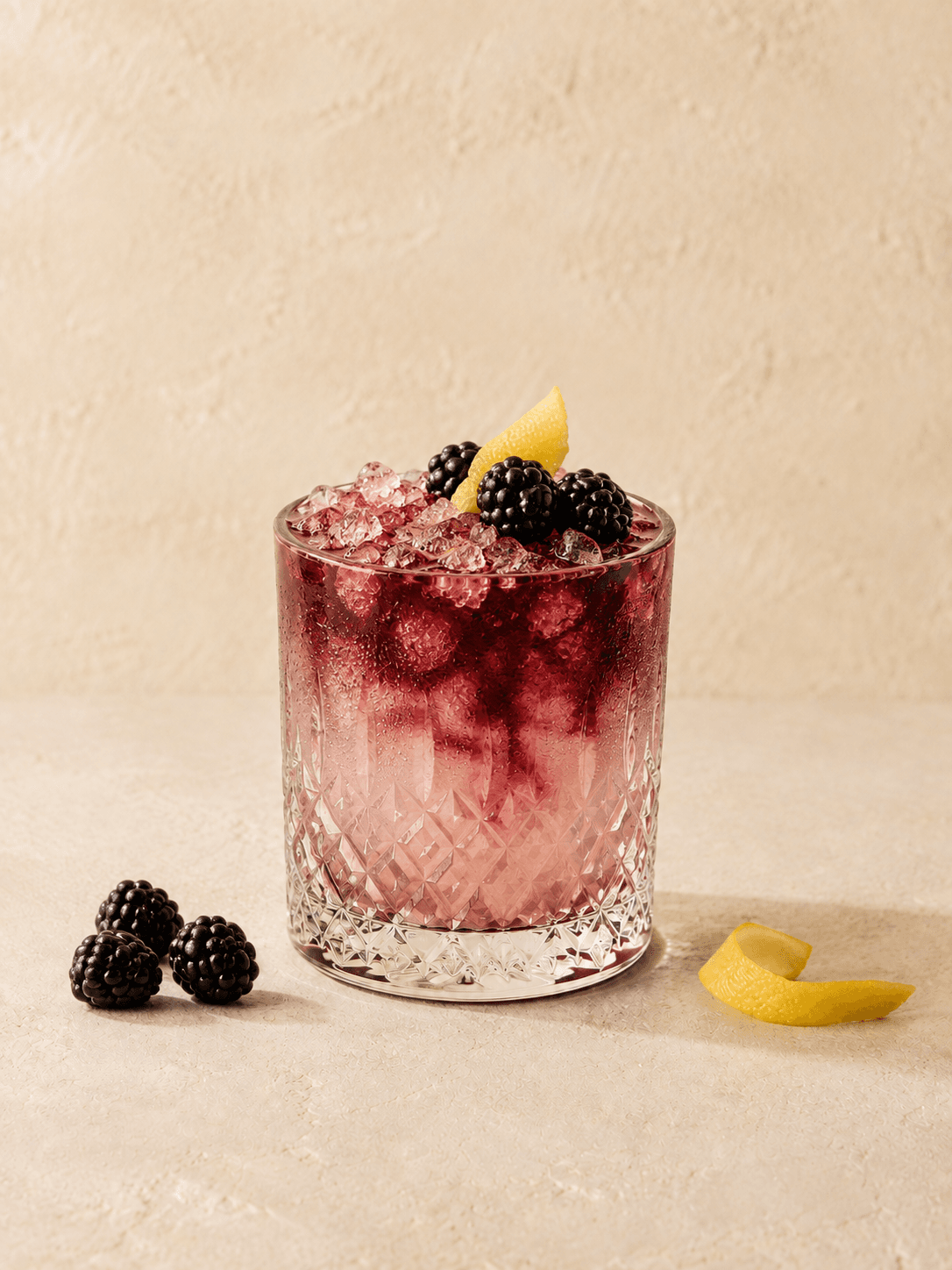 Ежевичный Bramble в бокале рокс с дроблёным льдом