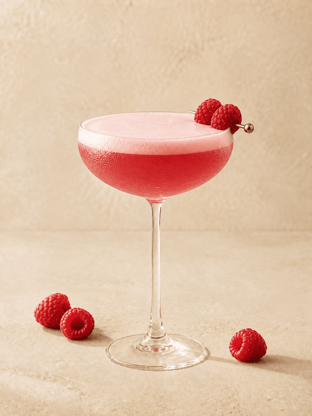 Малиновый Clover Club с пеной в бокале купе